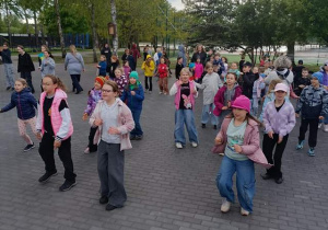 Wspólny taniec podczas zbiórki.