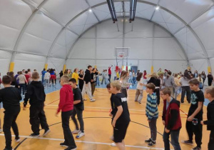 Wspólny taniec belgijki na koniec Dnia Europejskiego.