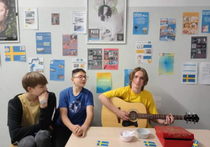 Klasa 8b prezentuje swoje stanowisko - kraj Szwecja.