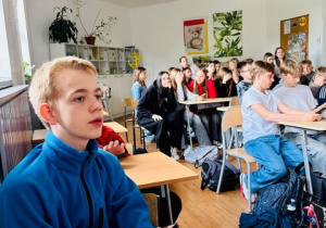 Uczniowie biorą udział w quizie.
