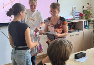 Uczennica klasy 8b otrzymuje z rąk pani Dyrektor certyfikat.