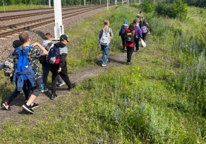 Wędrówka uczniów ścieżką wzdłuż torów kolejowych.