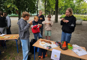Stoisko naszej szkoły, przygotowane na podsumowanie projektu.