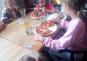 Uczestnicy półkolonii podczas warsztatów pieczenia pizzy.