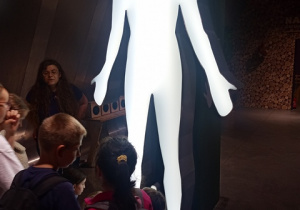 Dzieci podczas zwiedzania ekspozycji w Muzeum Sztuki.
