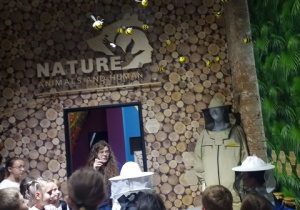 Dzieci podczas zwiedzania ekspozycji w Muzeum Sztuki.