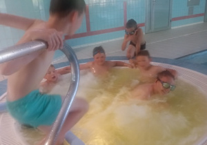 Zabawy półkolonistów na pływalni.