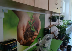 Widok na stanowiska do pracy laboratoryjnej.