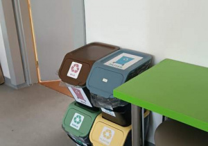 Punkt segragacji odpadów w ekopracowni.
