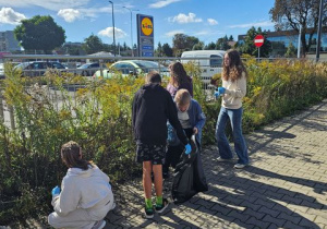 Klasa 6a sprząta teren w pobliżu szkoły.