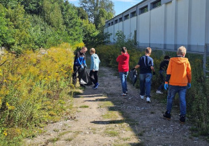 Uczniowie klasy 6a wyruszają w teren w poszukiwaniu śmieci.