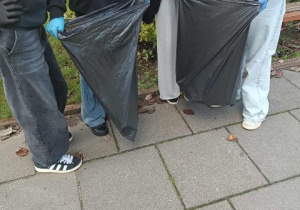 Dziewczynki z workami, podczas zbierania śmieci.