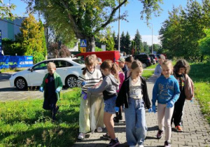 Klasa 2b podczas akcji ekologicznej Sprzątanie świata.
