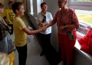 Dyrekcja Szkoły wręcza upominki pomysłodawcy nazwy kącika rekreacyjnego dla uczniów.