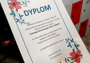 Dyplomy, które były wręczane nauczycielom z okazji Dnia Dziecięcego Uśmiechu.