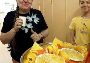 Pani Ola krzywi się po zjedzeniu cytryny, ale uśmiecha się nadal.