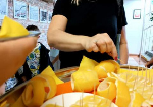 Pani Justyna podczas próby z cytryną.