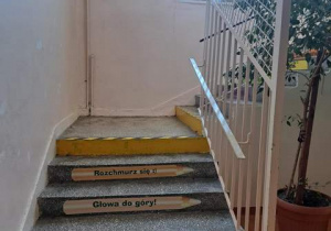 Naklejki na schodach, które są motywatorami.