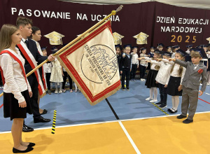 Przedstawiciele klas pierwszych ślubują na sztandar szkoły.