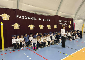 Uczniowie klas pierwszych podczas uroczystości pasowania.