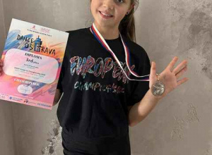 Alicja z dyplomem i medalem za swoje osiągniecia taneczne.