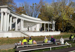 Uczniowie klasy 2a przed amfiteatrem w Parku Julianowskim.