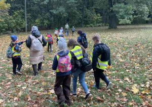 Uczniowie w Parku Julianowskim na zajęciach przyrodniczych.