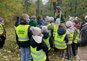 Uczniowie na zajęciach w parku.