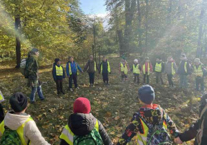 Uczniowie w kręgu podczas zajęć ekologicznych.