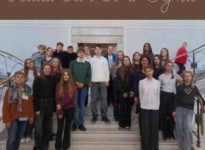 uczniowie stoją na schodach w Sejmie RP.