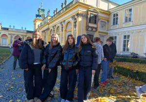 Grupa uczniów przed pałacem w Wilanowie.