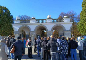 Grób Nieznanego Żołnierza w Warszawie - uczniowie oddają hołd.