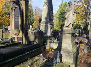 Zabytkowe nagrobki na Starym Cmentarzu przy ul. Ogrodowej.