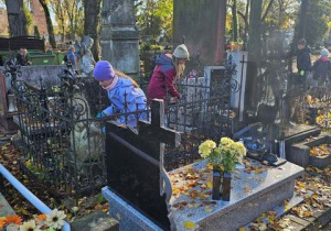 Uczniowie podczas porządkowania