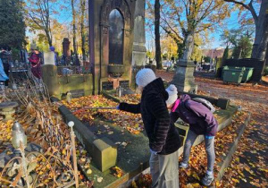 Porządkowanie nagrobków na Starym Cmentarzu.