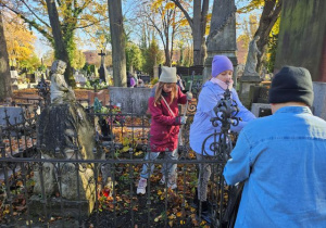 Grupa uczniów podczas porządkowania Cmentarza przy ul. Ogrodowej.