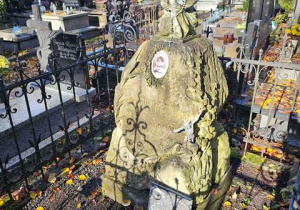 Zabytkowy nagrobek na Starym Cmentarzu w Łodzi.