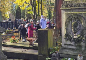 Uczniowie porządkujący groby na Starym Cmentarzu.