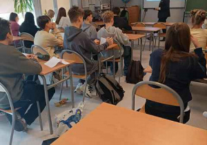 Uczniowie klasy 8a podczas spotkania z prawnikiem.