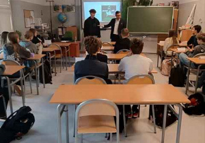 Klasa 8b podczas zajęć z prawnikiem.