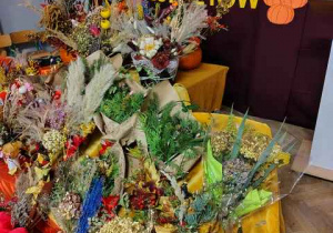 Jesienne bukiety podczas aukcji.