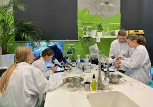 Grupa dziewcząt podczas zajęć w Laboratorium.