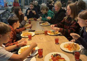 Wspólny posiłek w bistrobarze.