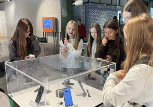 Uczniowie zwiedzający wystawę interaktywną.