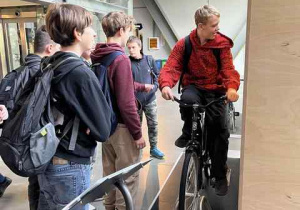 Grupa chłopców podczas zwiedzania wystawy tematycznej w Centrum Nauki Kopernik.