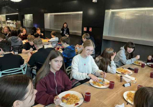 Uczniowie podczas posiłku