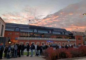 Uczniowie przed Centrum Nauki.