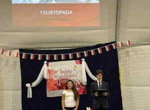 Para uczniów prowadząca uroczystość.