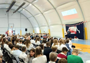 Uczniowie hali podczas szkolnej uroczystości.