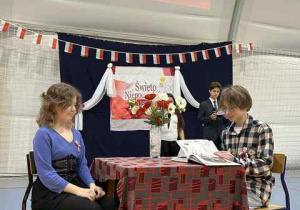 Dwójka uczniów, odgrywających scenkę.